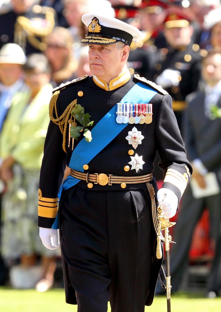 Le prince Andrew en uniforme