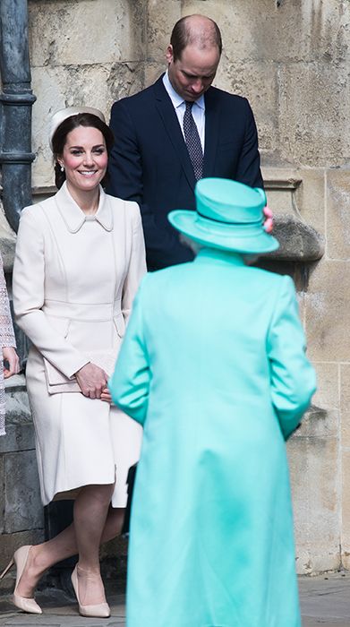 kate middleton curtsy queen