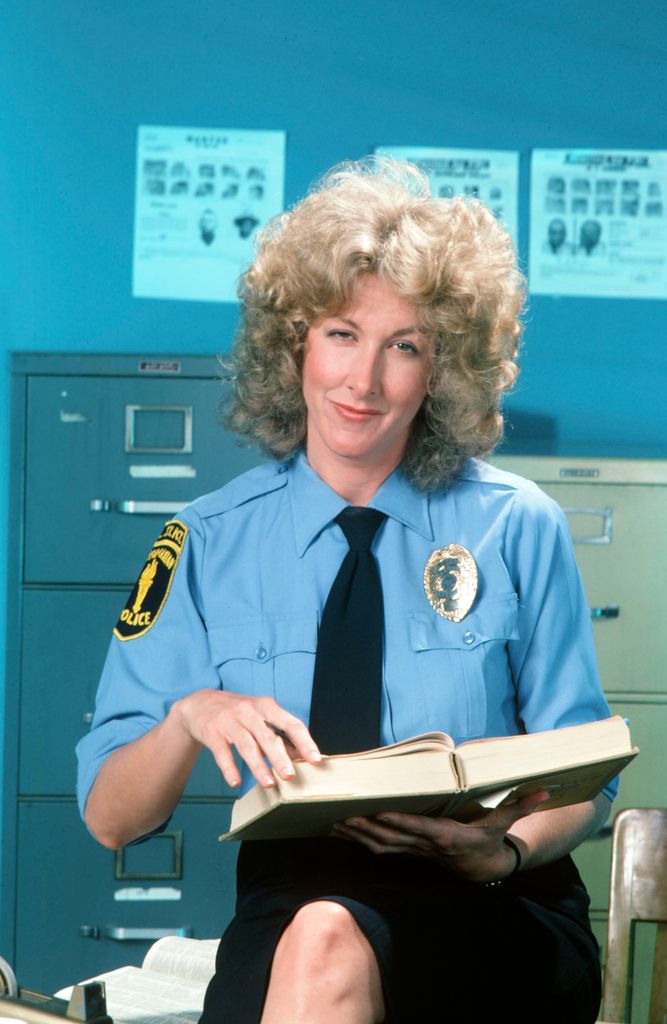 Betty Thomas dans le rôle de l'officier Lucy Bates