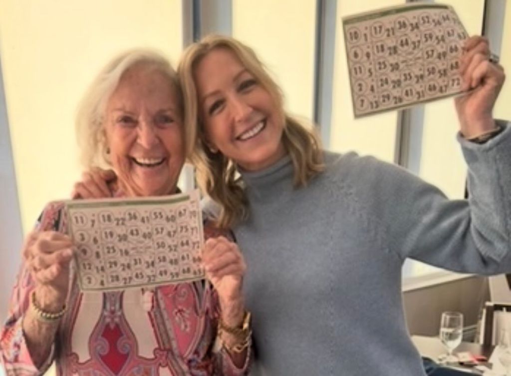 Lara Spencer, émue, pleure la mort de sa mère bien-aimée, 85 ans, alors qu'elle partage une « immense tristesse » 1 Lara Spencer a annoncé que sa mère bien-aimée est décédée à l'âge de 85 ans.