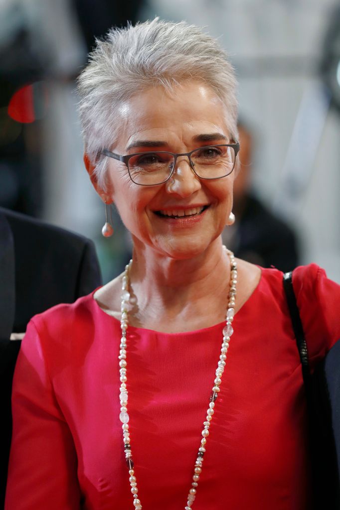 Katharina Kubrick porte une robe rouge sur le tapis rouge du Festival de Cannes.