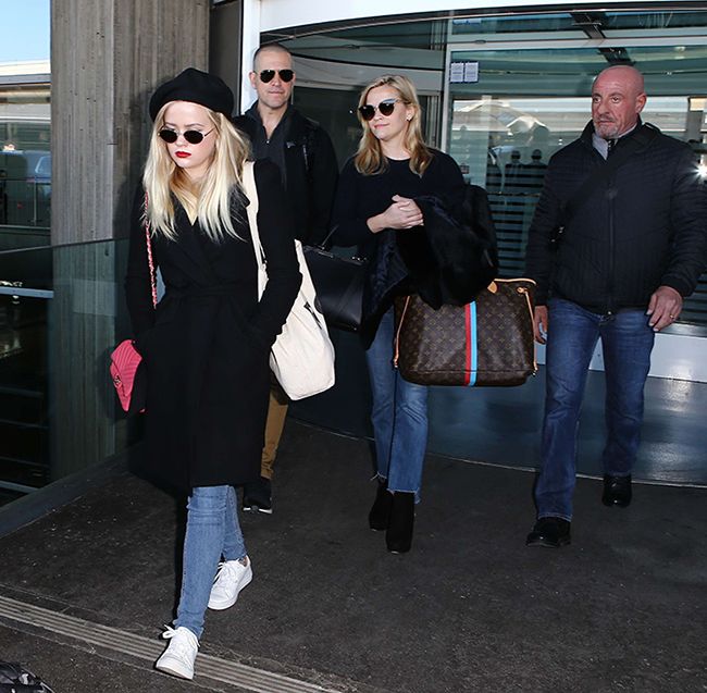 reese witherspoon and daughter ava at paris airport