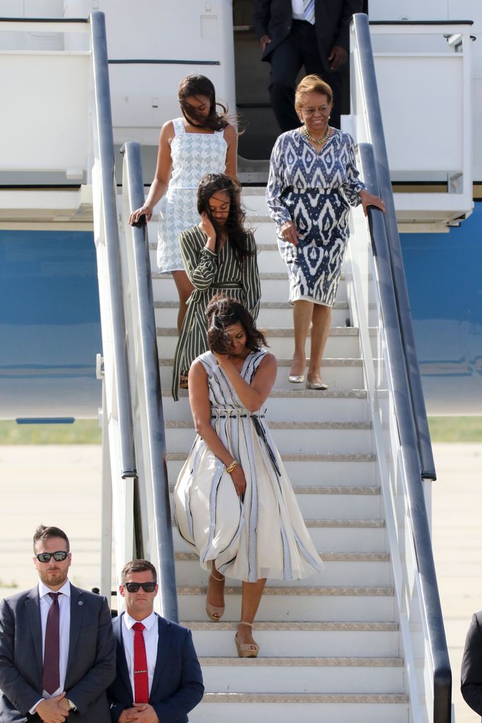 Michelle Obama with her mom and daughters