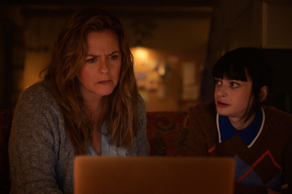 woman with younger woman looking at laptop