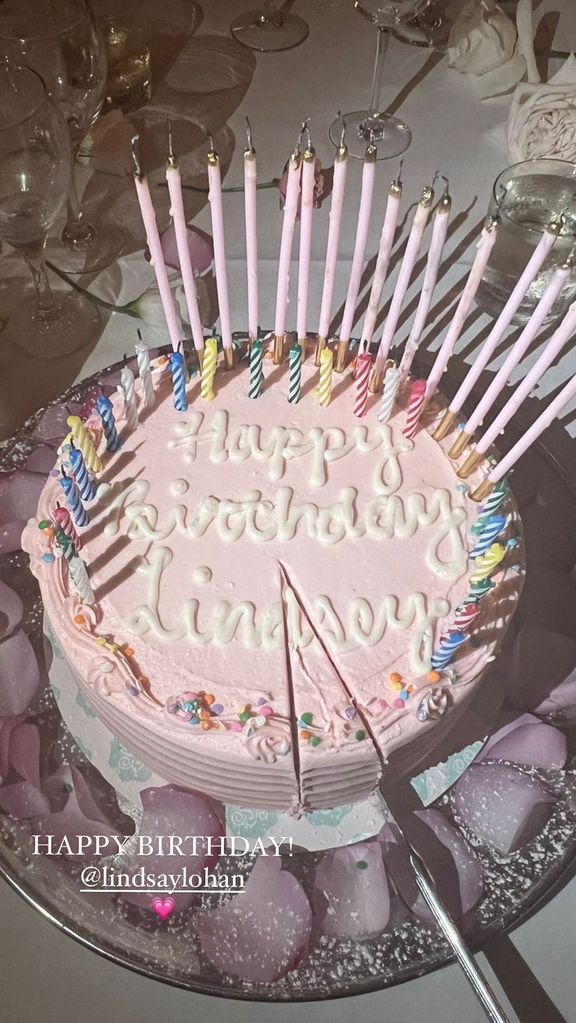 Bolo de aniversário rosa de Lindsay Lohan para sua comemoração de 38 anos na Califórnia, compartilhado no Instagram