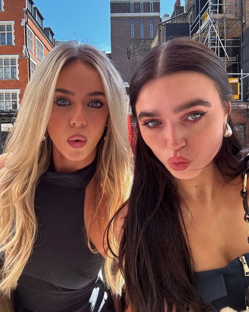 brooke and jessie selfie in london