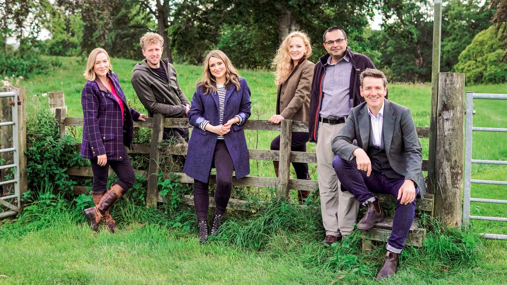 La présentatrice de la BBC, Anne McAlpine, affirme qu'une terrifiante épreuve de harcèlement l'a laissée "vulnérable" et "exposée". 2 groupe de présentateurs sur le terrain