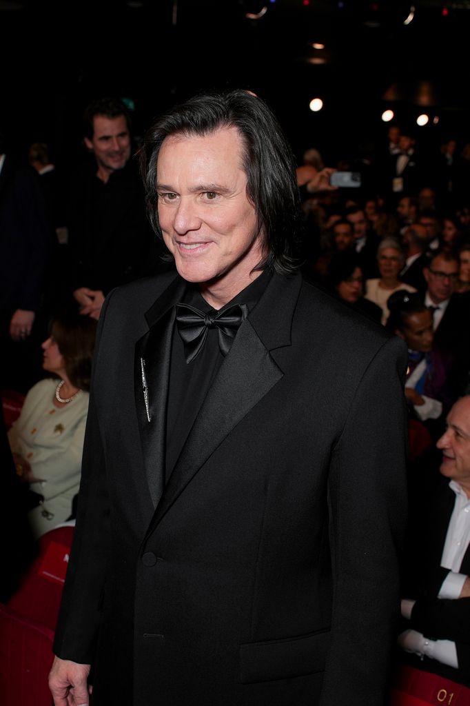La nouvelle apparition « méconnaissable » de Jim Carrey lors d'une rare sortie publique incite les fans à y réfléchir à deux fois. 2 Ses cheveux sont mi-longs maintenant