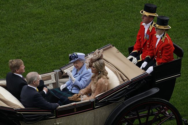 the queen sharing a blanket with queen maxima at ascot