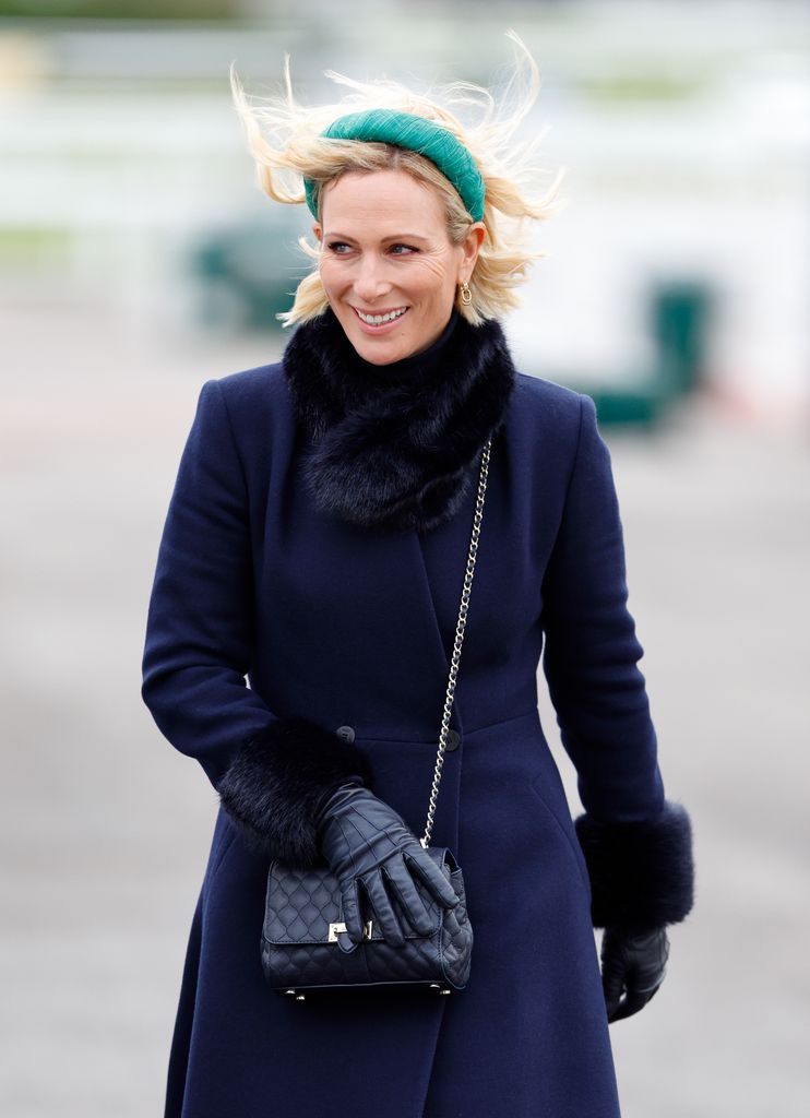 zara en manteau bleu marine et bandeau bleu sarcelle