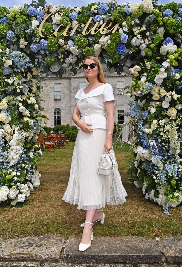 Flora Vesterberg posou com vestido branco em arco de flores