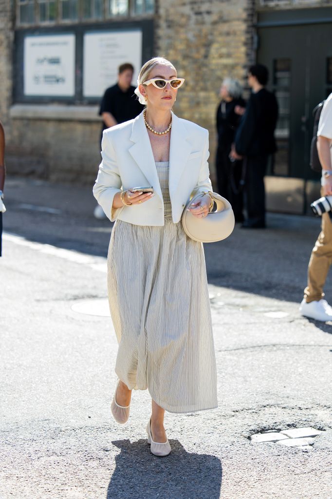 Estilizando um blazer branco curto, bolsa e vestido por fora de João Maraschin durante o segundo dia da Copenhagen Fashion Week (CPHFW) SS25