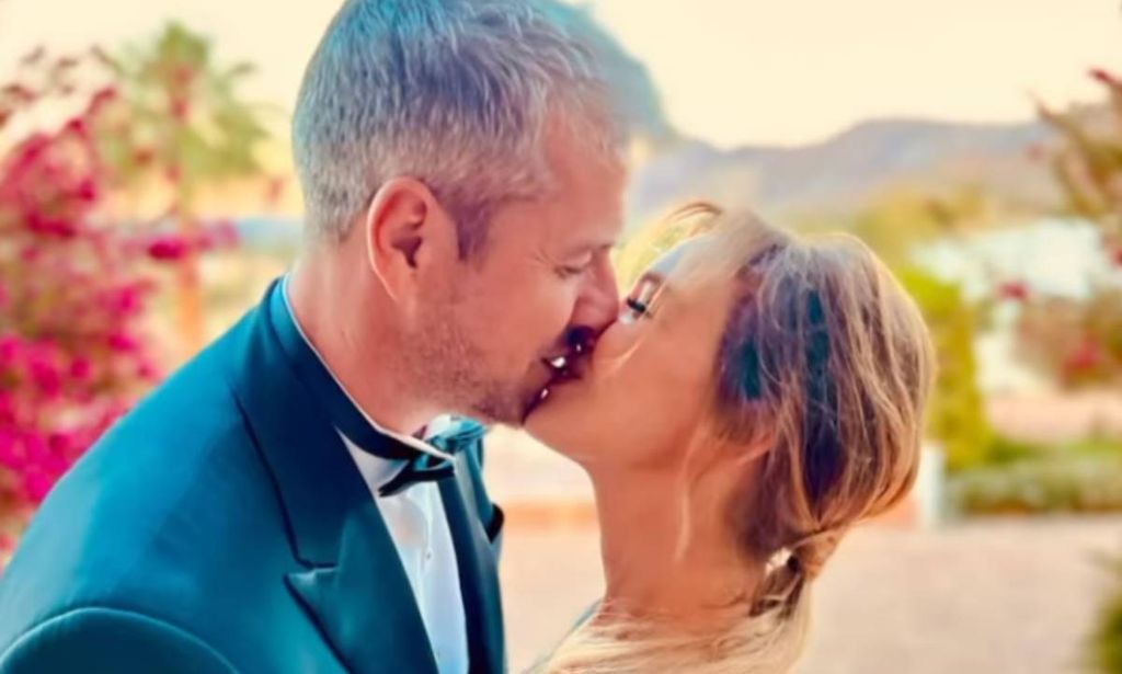 Ant Anstead and Renee Zellweger kiss at friend's wedding 