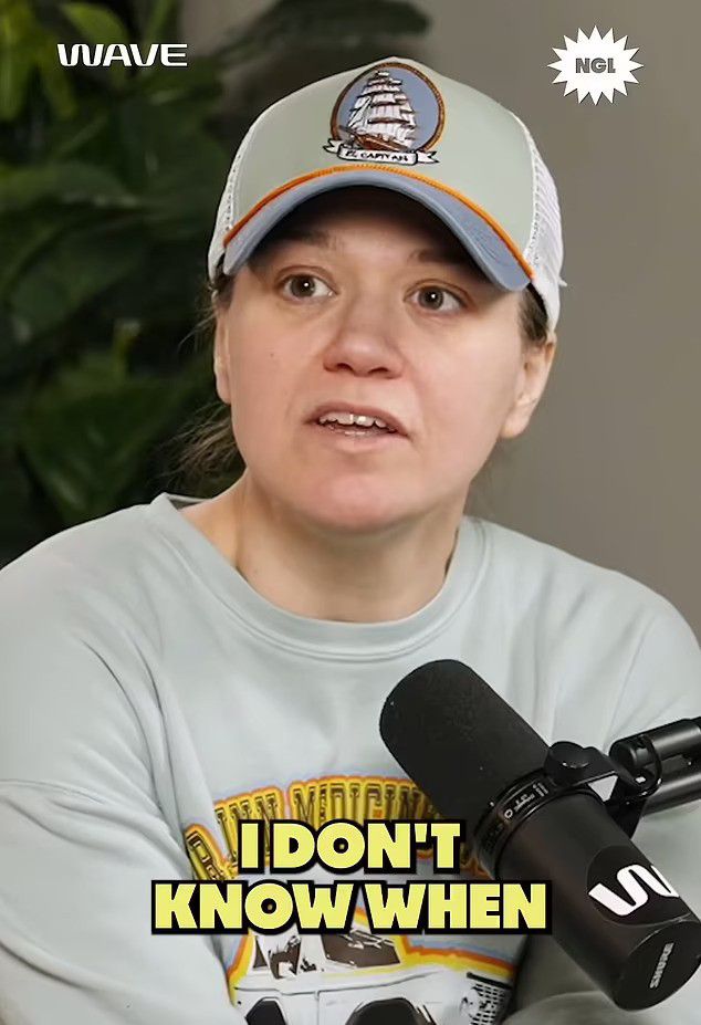 kelly clarkson wearing no makeup