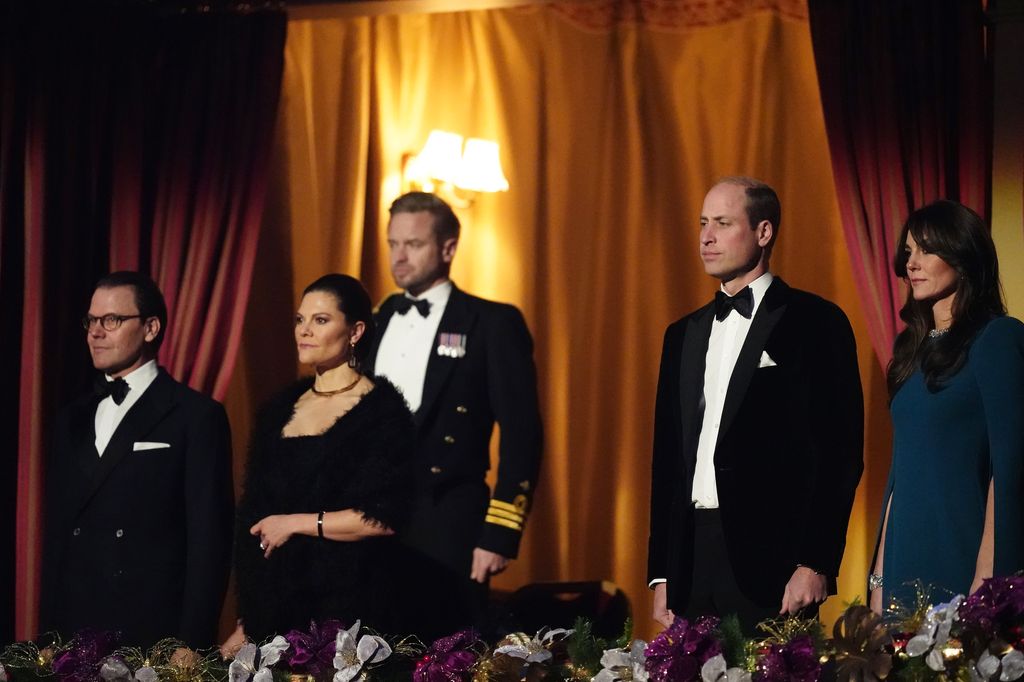 O Príncipe e a Princesa de Gales com a Princesa Victoria e o Príncipe Daniel no camarote real