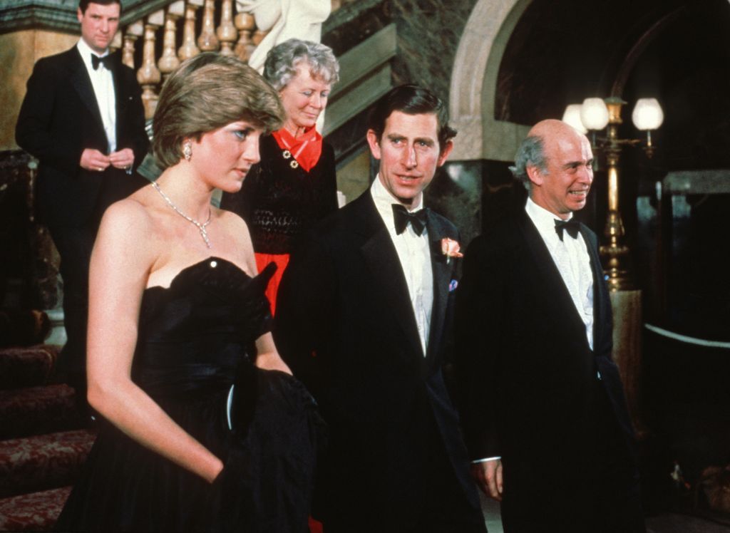   O príncipe Charles, príncipe de Gales e sua noiva, Lady Diana Spencer, usando um vestido de tafetá preto sem alças desenhado por David e Elizabeth Emanuel, participam de um concerto de arrecadação de fundos e recepção no Goldsmiths Hall em auxílio à Royal Opera House em 9 de março de 1981