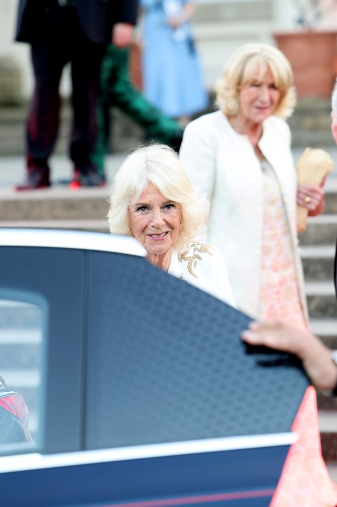 two sisters arriving at event