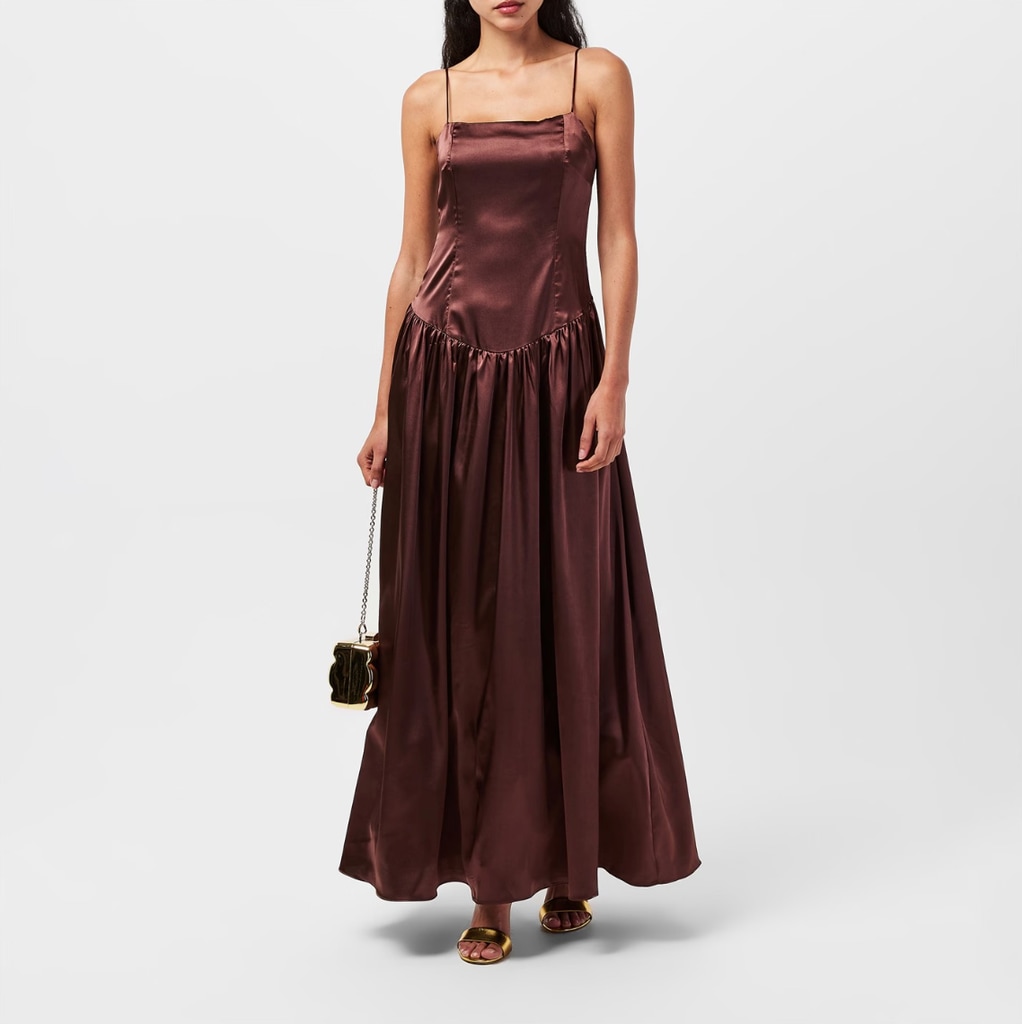 Modèle portant une robe maxi en satin marron par Amylynn