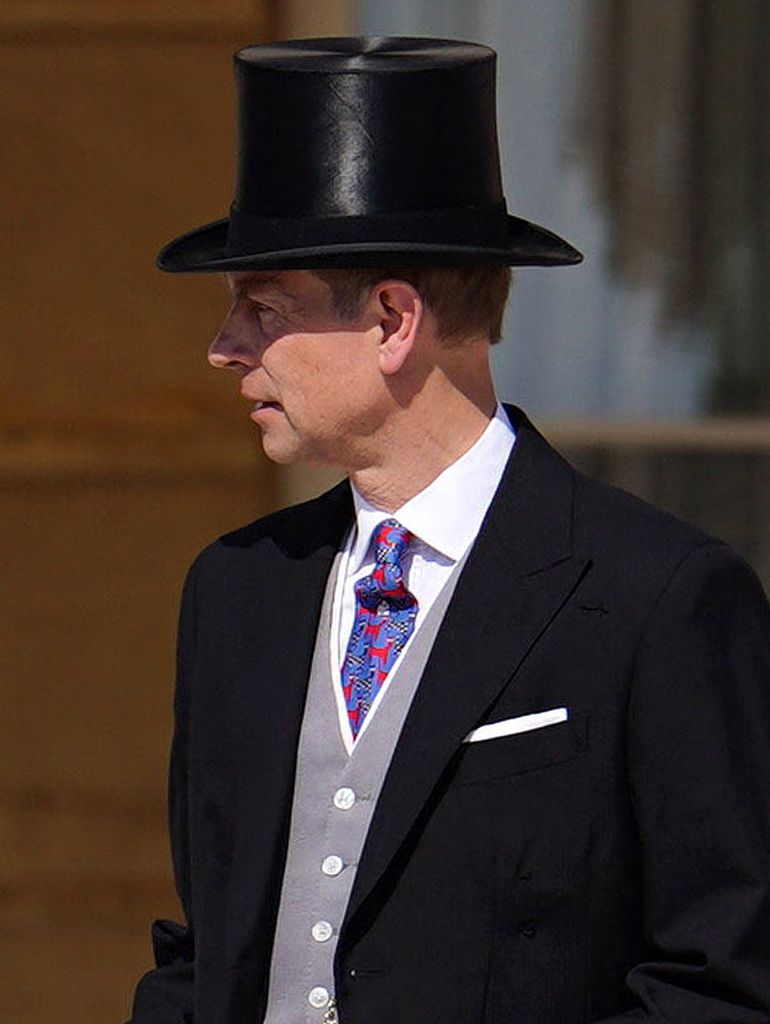 O Príncipe Eduardo usou uma de suas gravatas exclusivas com estampa de gato