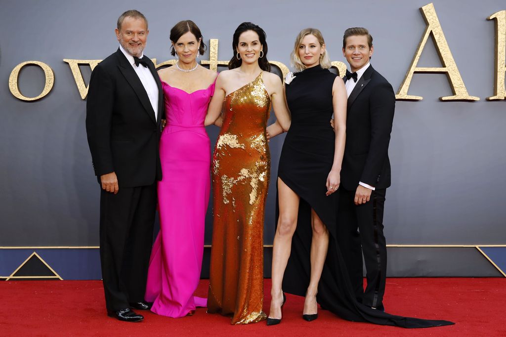 Hugh Bonneville, Elizabeth McGovern, Michelle Dockery, Laura Carmichael et Allen Leech posent sur le tapis rouge à l'arrivée pour la première mondiale du film "Abbaye de Downton" à Londres le 9 novembre 2019.