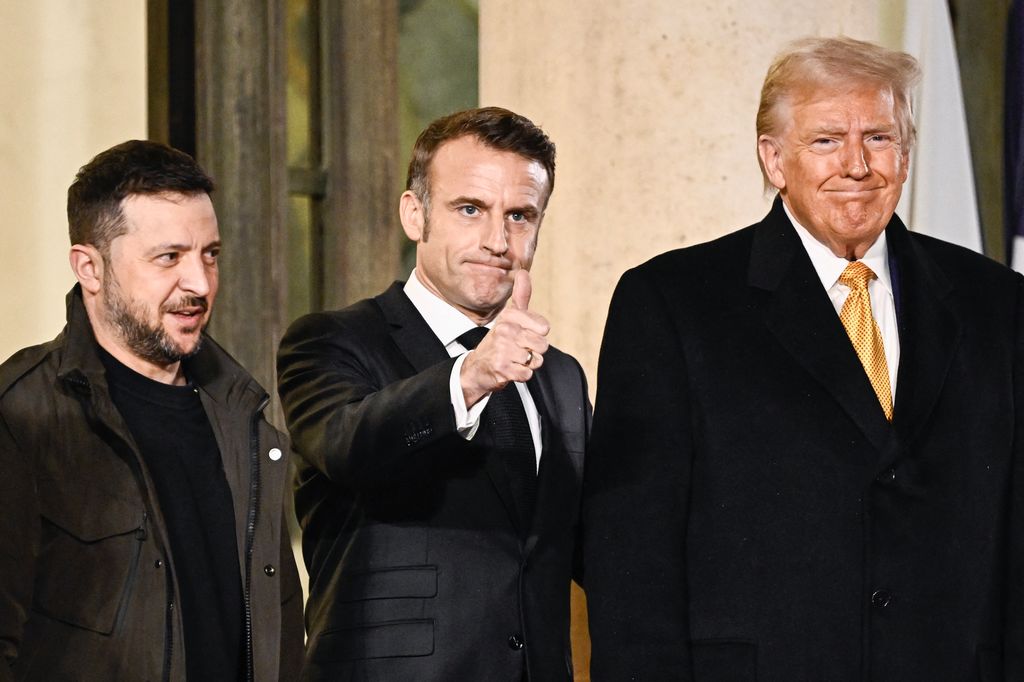 France's President Emmanuel Macron is flanked by US president-elect Donald Trump (R) and Ukraine's President Volodymyr Zelensky