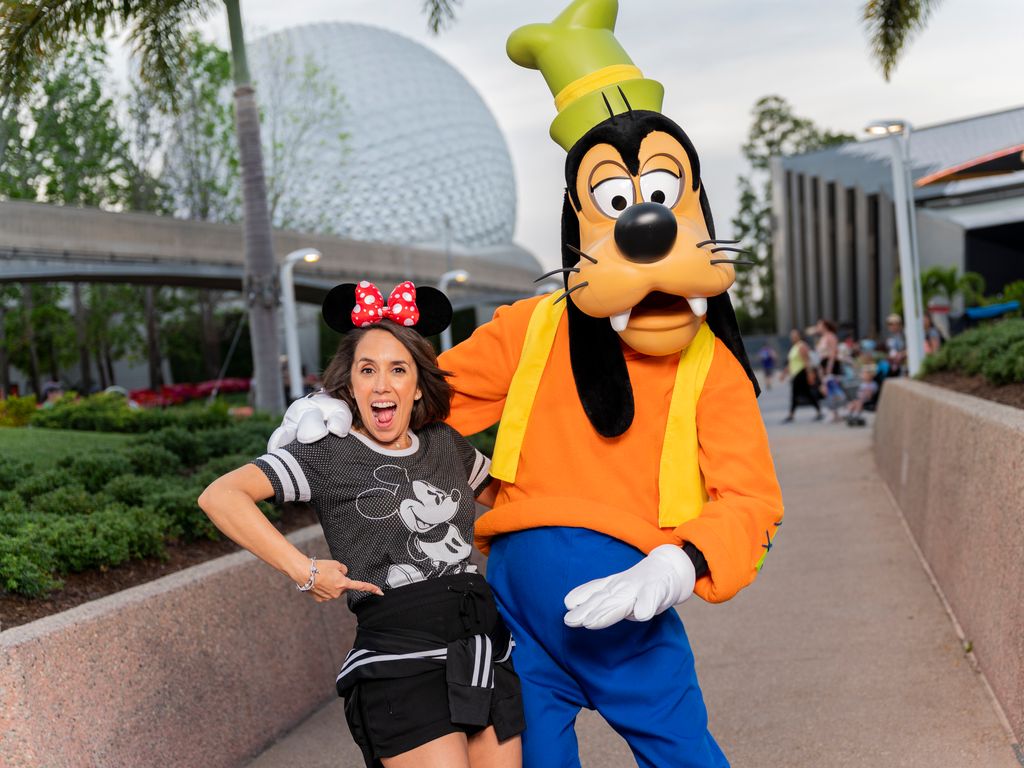 Janette Manrara and Goofy at DisneyWorld