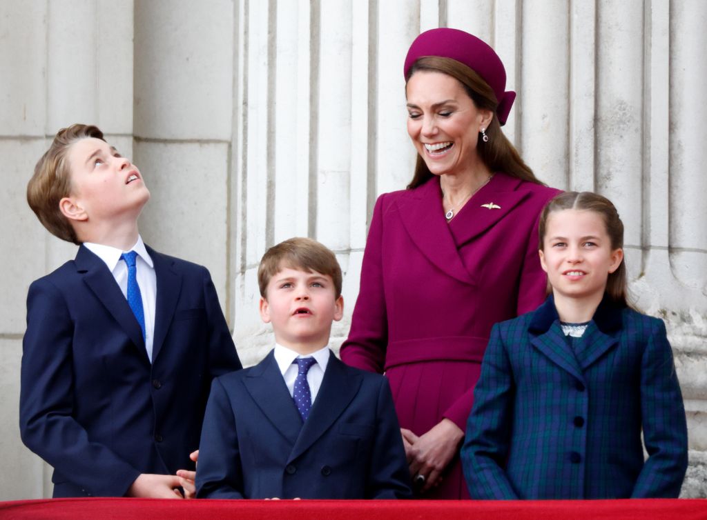 Prince George, Prince Louis et Princesse Charlotte sur le balcon du palais de Buckingham tandis que Kate Middleton rit derrière eux