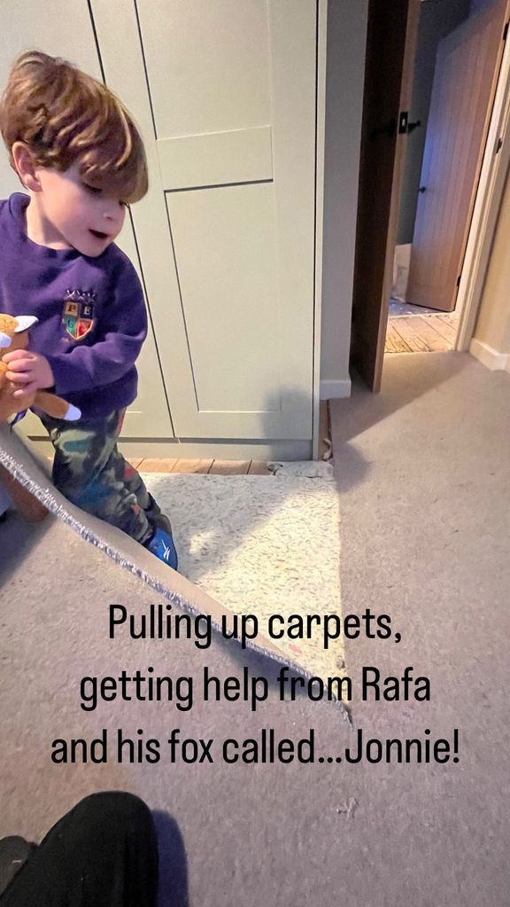 Jonnie Irwin's son Rafa pulling up carpets