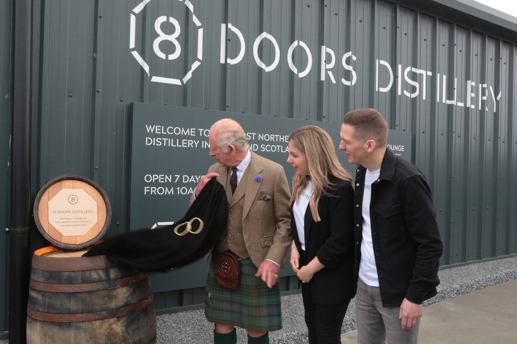 The King unveils a plaque at the 8 Doors Distillery