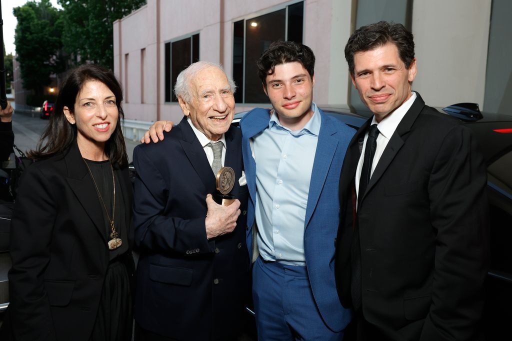Michelle Kholos Brooks, Mel Brooks, Henry Michael Brooks et Max Brooks assistent aux Peabody Awards 2024