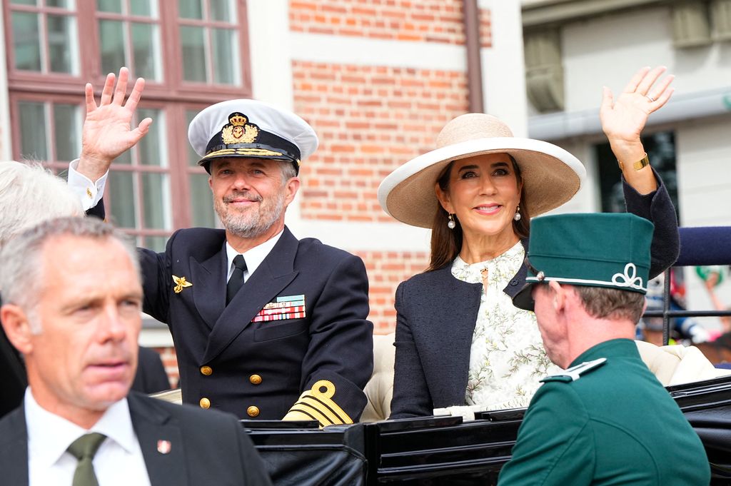 King Frederik and Queen Mary wave from the carriage in Thisted Municipality       