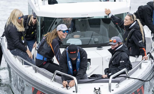 duchess kate on the boat ahead of commonwealth race