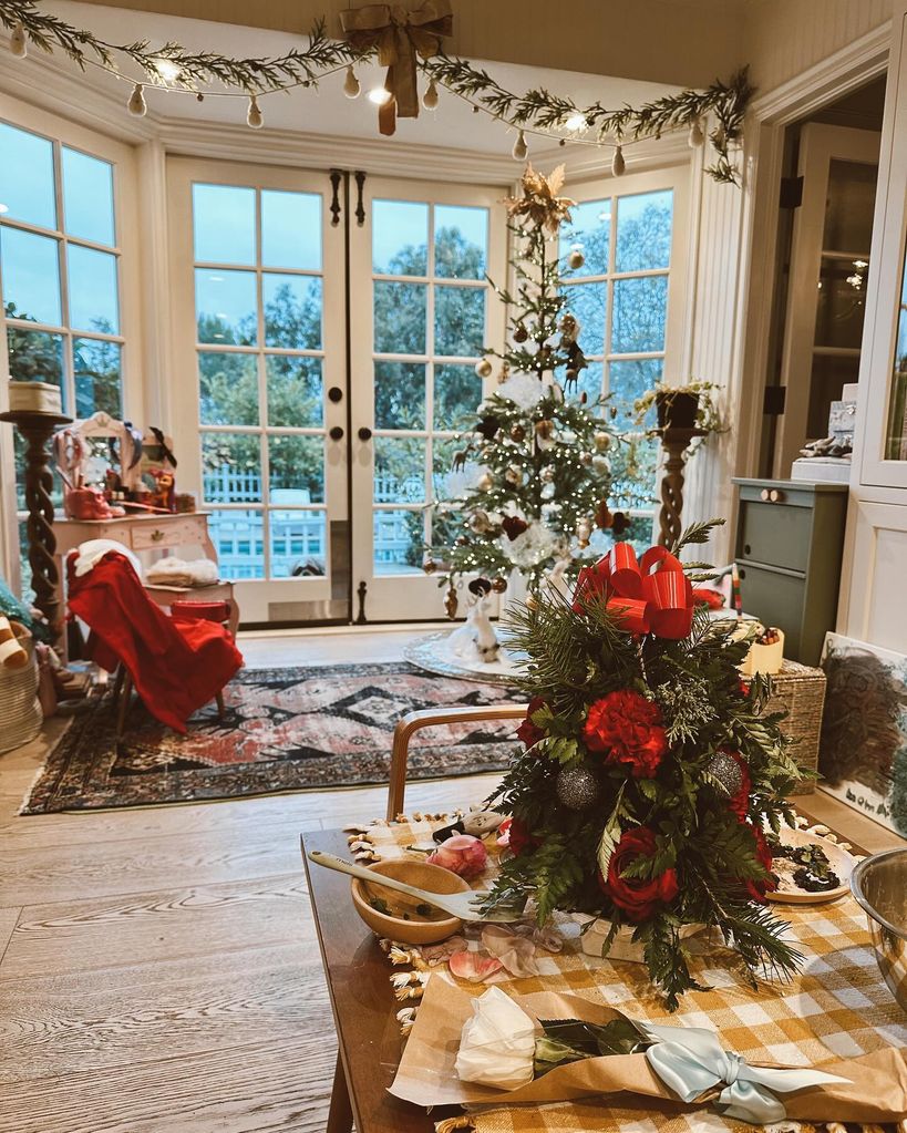 Kate Hudson opens doors to dazzling Christmas inside Goldie Hawn's