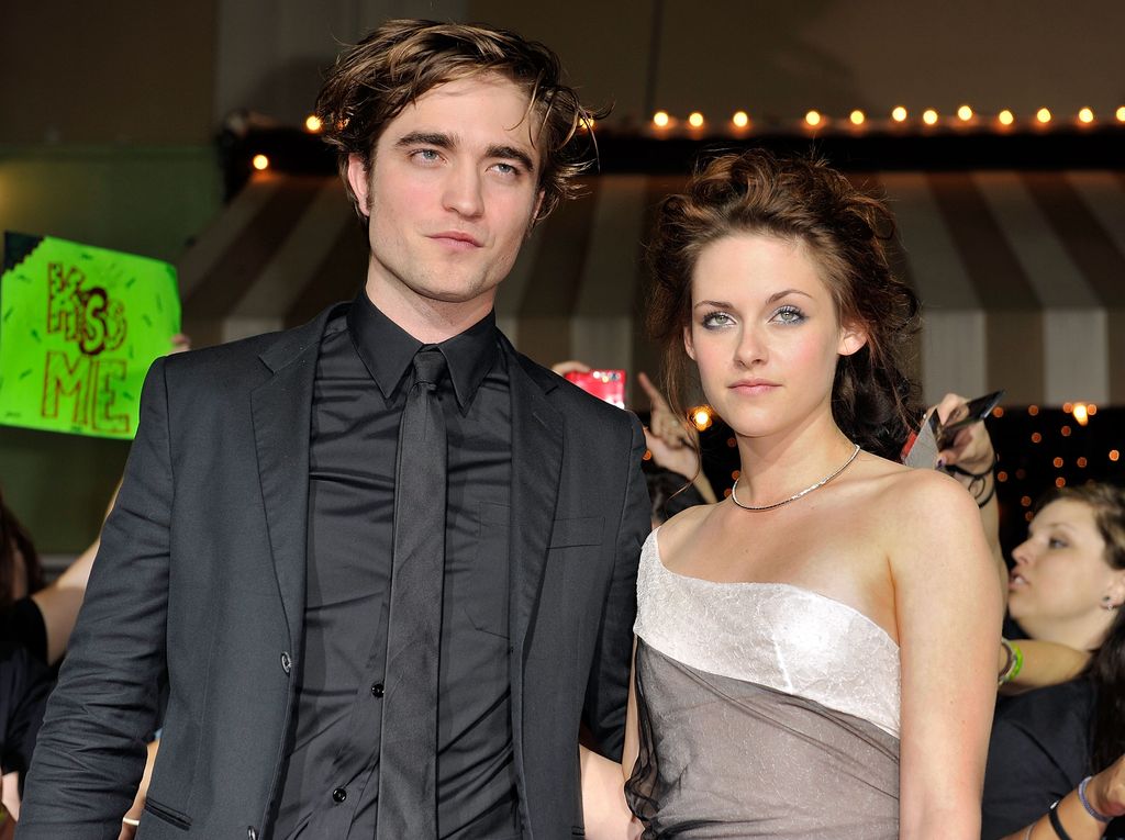 Actor Robert Pattinson (L) and actress Kristen Stewart arrive at the film premiere of Summit Entertainment's "Twilight" held at the Mann Village and Bruin Theaters on November 17, 2008 in Westwood, California