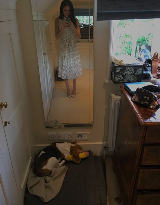 Meghan Markle taking a selfie inside Harrys Kensington cottage