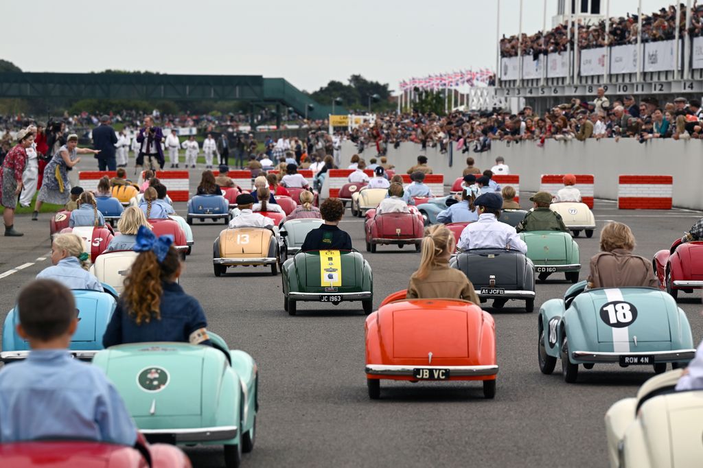 Jovens pilotos competem na Settrington Cup no Goodwood Revival, no Goodwood Motor Circuit, em West Sussex. 