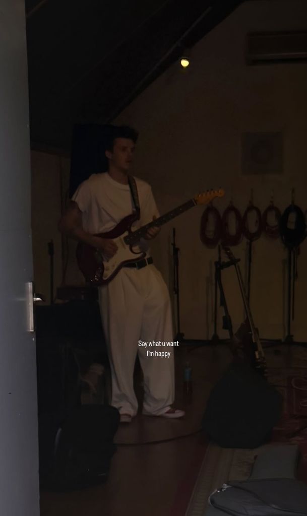 Cruz a également partagé des clichés de lui jouant de la guitare de sa répétition