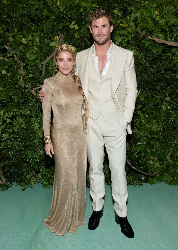 Chris Hemsworth usou um elegante terno de três peças de Tom Ford enquanto posava ao lado da esposa Elsa Pataky no The Met Gala