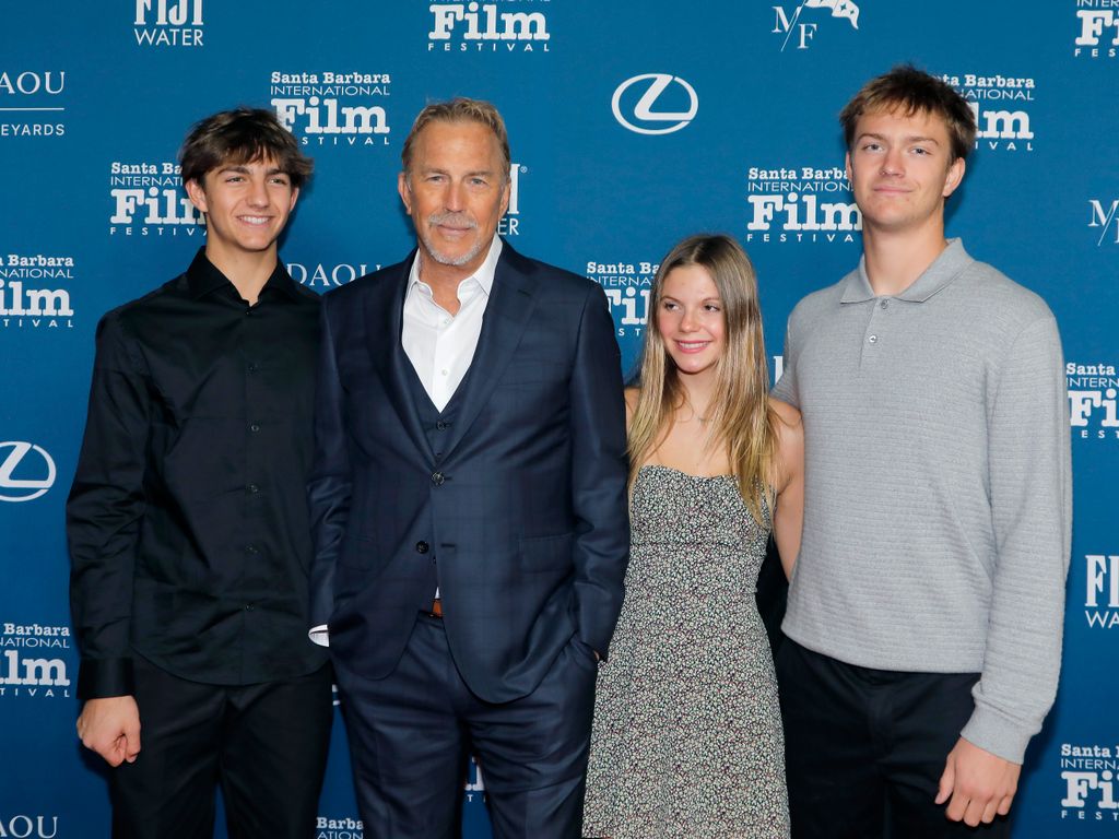 (LR) Hayes Logan Costner, Kevin Costner, Grace Avery Costner et Cayden Wyatt Costner 