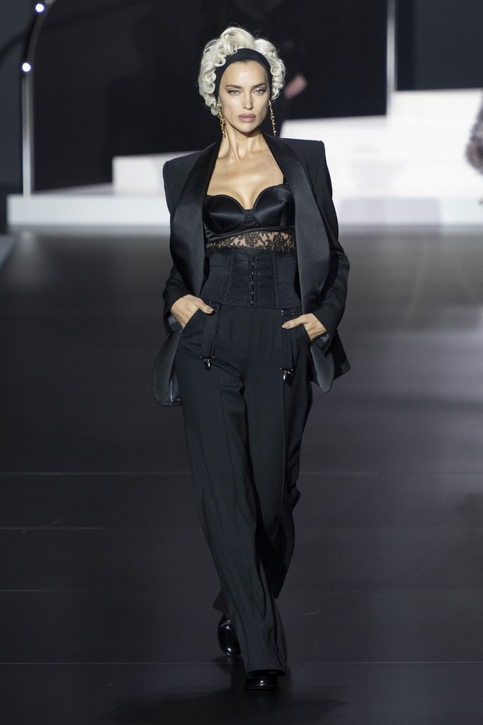 Irina Shayk marche sur la piste pendant le défilé de mode Dolce & Gabbana prêt à porter le printemps / été 2025
