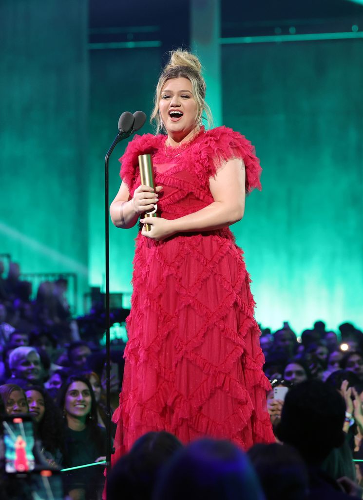 Kelly Clarkson accepts The Daytime Talk Show of 2022 award for The Kelly Clarkson Show at the People's Choice Awards