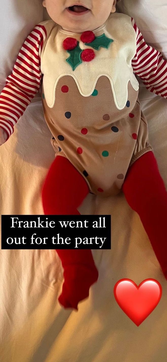 Baby Frank vestido de pudim de Natal!