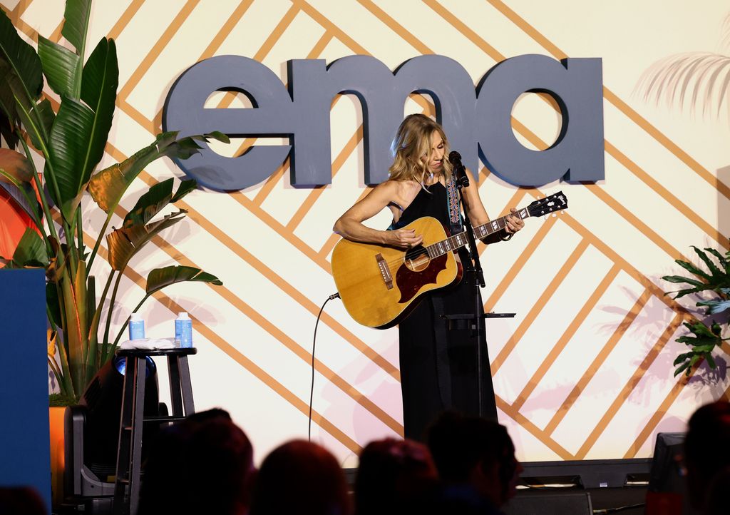 Sheryl Crow se apresenta no palco durante a 33ª premiação anual do EMA