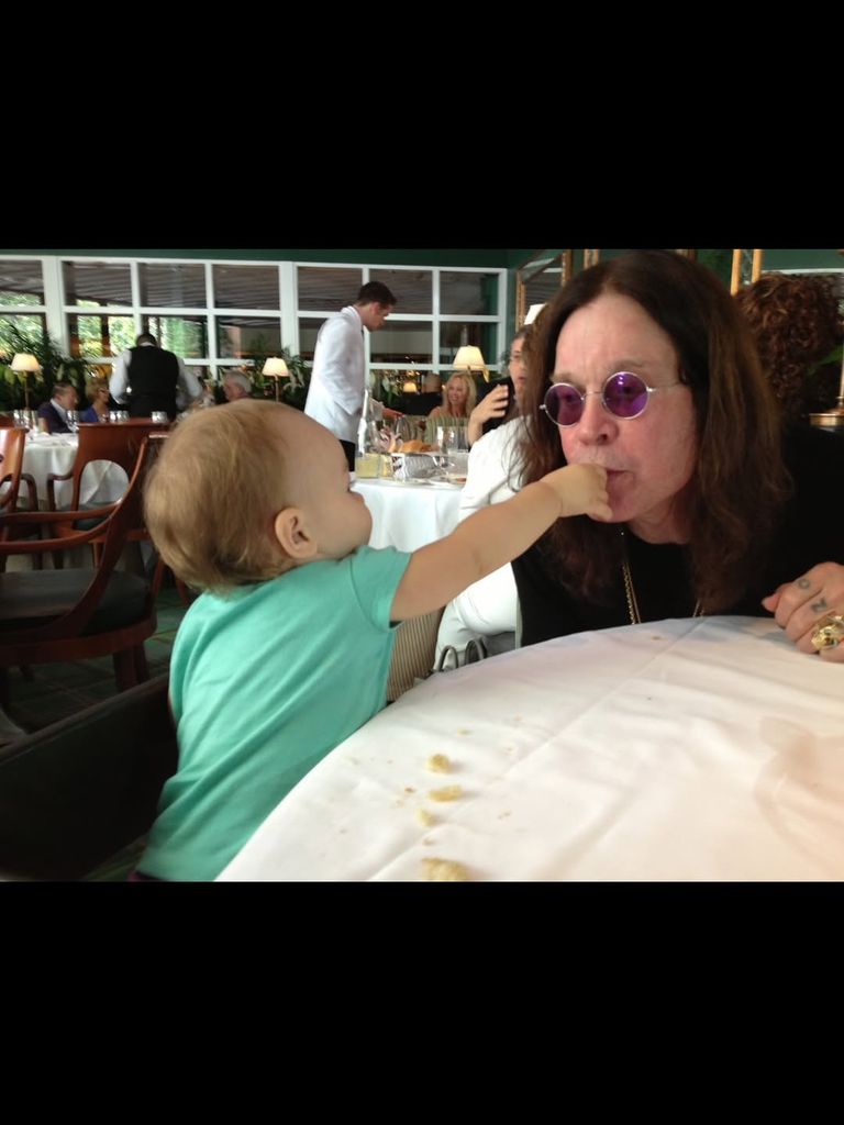 Ozzy Osbourne avec petit-enfant à table