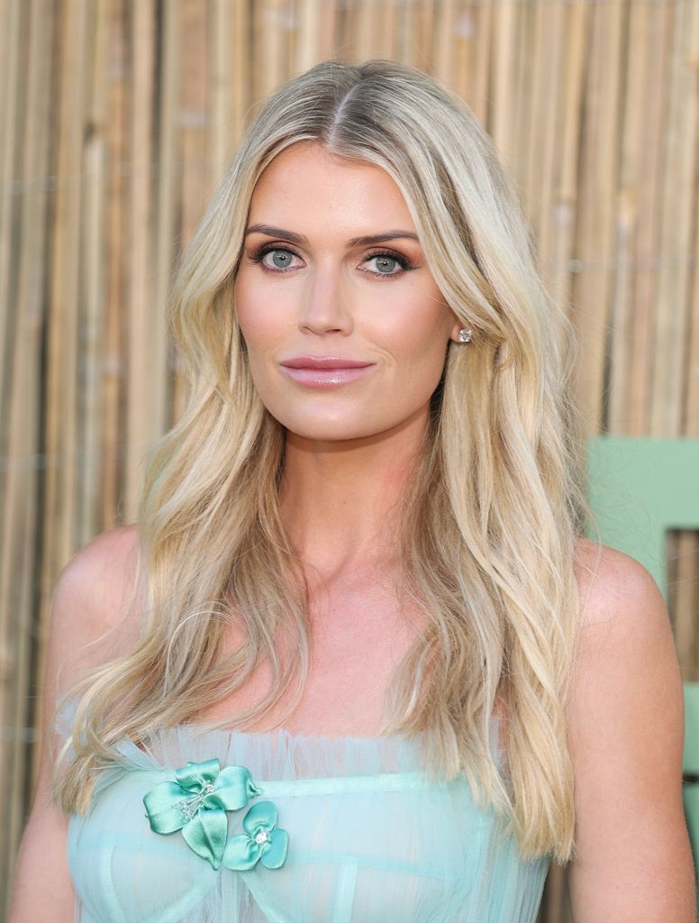 La robe à pois de Lady Kitty Spencer est une copie carbone du look emblématique de la princesse Diana 8 Lady Kitty Spencer épaule avec les cheveux vers le bas