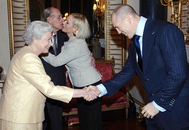 mike tindall queen shakes hand