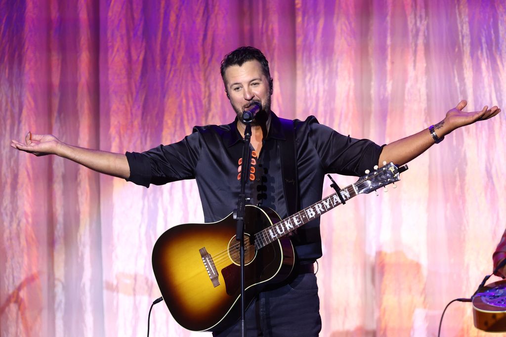 luke bryan with guitar