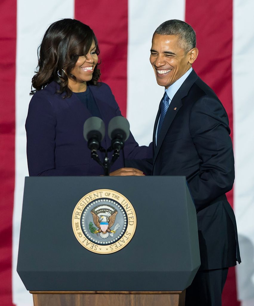 Pierwsza dama Michelle Obama i jej mąż, prezydent Barack Obama na scenie podczas wiecu Hillary Clinton „Get Out The Vote” z Brucem Springsteenem i Jonem Bon Jovi w Independence Hall, 7 listopada 2016 r. w Filadelfii w Pensylwanii. (Zdjęcie: Gilbert Carrasquillo/FilmMagic)