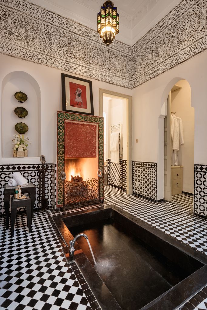 Riad Farnatchi in Marrakech suite with sunken bathtub and black tiling 