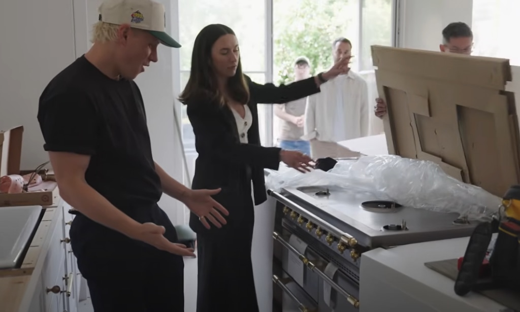 Jamie Laing et son créateur dévoilant un four dans leur cuisine